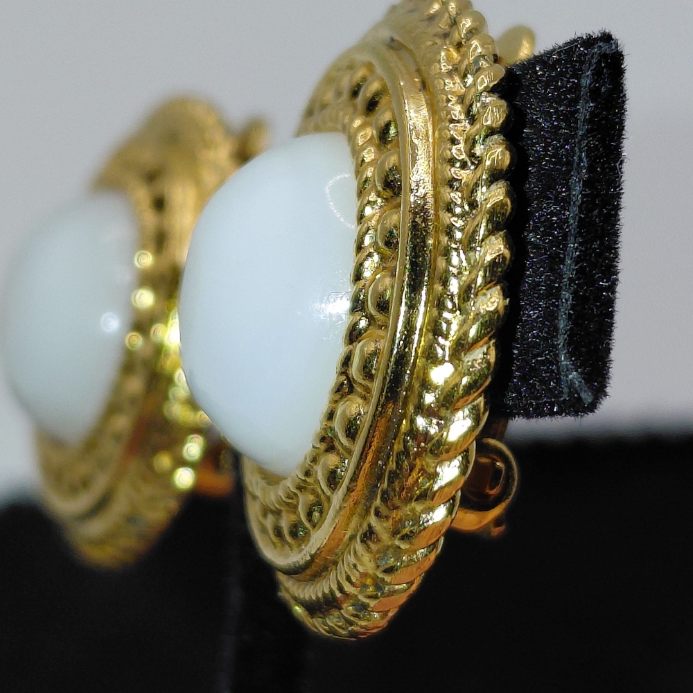 Chanel Vintage Gold Plated Gripoix (Glass) Clip Earrings 80s White - Picture 4 of 7